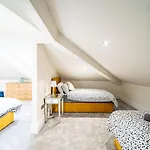 Affittacamere Luxurious 4-bedroom Penthouse: 15 Mins To Centre, Secure Parking 2*