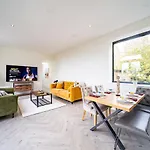 Affittacamere Luxurious 4-bedroom Penthouse: 15 Mins To Centre, Secure Parking 2*