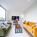 Luxurious 4-bedroom Penthouse: 15 Mins To Centre, Secure Parking Affittacamere