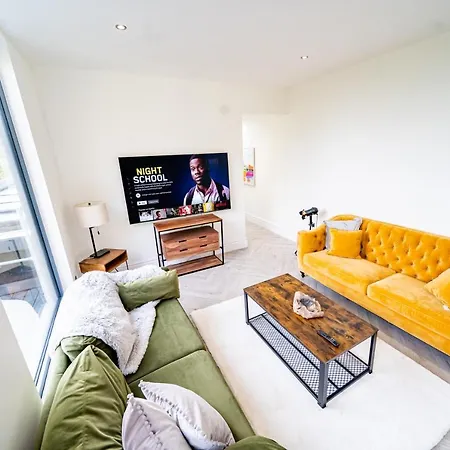Luxurious 4-bedroom Penthouse: 15 Mins To Centre, Secure Parking Konukevi