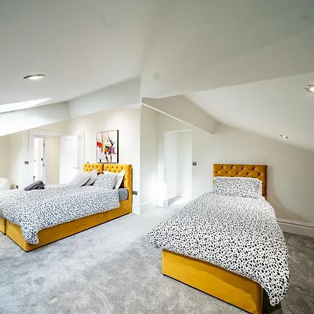 Luxurious 4-bedroom Penthouse: 15 Mins To Centre, Secure Parking 게스트하우스 리즈