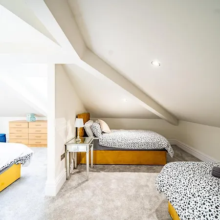 Konukevi Luxurious 4-bedroom Penthouse: 15 Mins To Centre, Secure Parking 2*