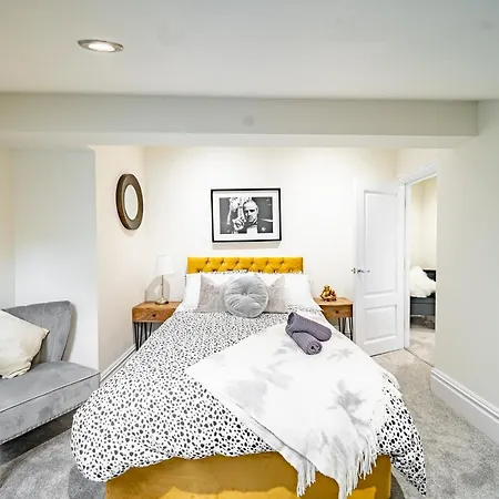 Luxurious 4-bedroom Penthouse: 15 Mins To Centre, Secure Parking 게스트하우스