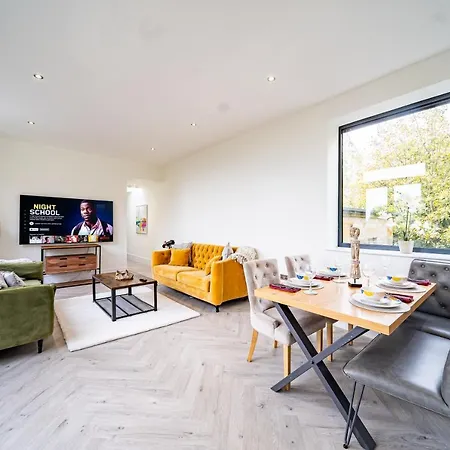 Konukevi Luxurious 4-bedroom Penthouse: 15 Mins To Centre, Secure Parking 2*