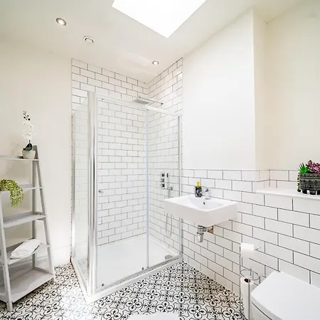 Luxurious 4-bedroom Penthouse: 15 Mins To Centre, Secure Parking Konukevi Leeds (West Yorkshire)