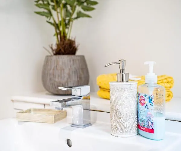 Luxurious 4-bedroom Penthouse: 15 Mins To Centre, Secure Parking 게스트하우스