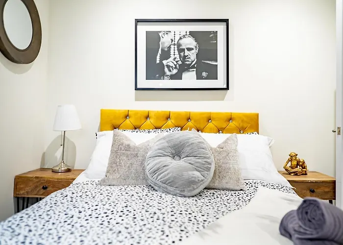 게스트하우스 Luxurious 4-bedroom Penthouse: 15 Mins To Centre, Secure Parking 리즈