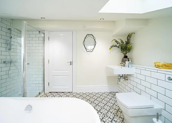 Luxurious 4-bedroom Penthouse: 15 Mins To Centre, Secure Parking 2* 리즈