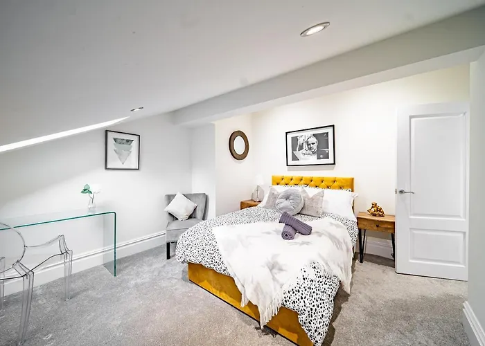 Luxurious 4-bedroom Penthouse: 15 Mins To Centre, Secure Parking 리즈