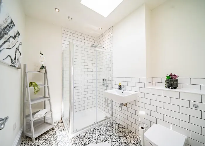 Luxurious 4-bedroom Penthouse: 15 Mins To Centre, Secure Parking 게스트하우스 리즈