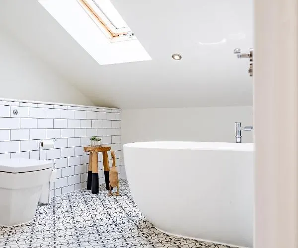 Luxurious 4-bedroom Penthouse: 15 Mins To Centre, Secure Parking