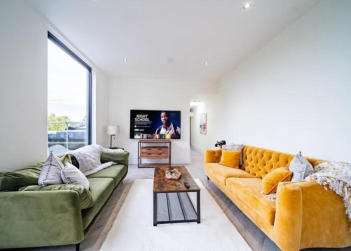 Luxurious 4-bedroom Penthouse: 15 Mins To Centre, Secure Parking 게스트하우스