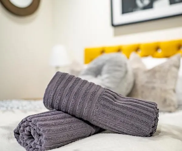 Luxurious 4-bedroom Penthouse: 15 Mins To Centre, Secure Parking 게스트하우스 2*